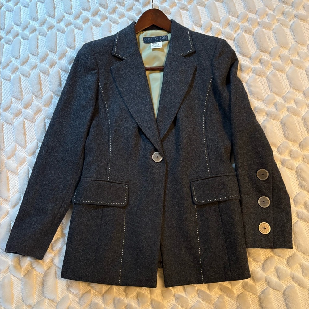 Elegant Gray Wool Women's Pantsuit - Picture 2 of 10